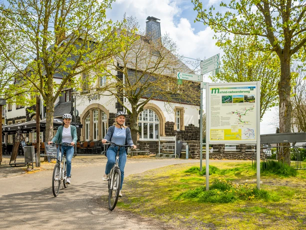 Maifeld-Radwanderweg, am Bahnhof Polch ET-2023-059-Polch, Bahnhof- Eifel Tourismus GmbH, Dominik Ketz.jpg