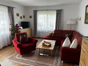 Wohnzimmer mit gemütlicher Couch