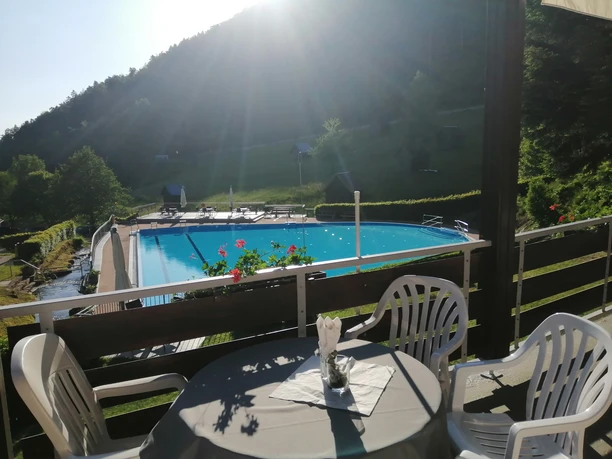 Blick vom Kiosk auf das Bad