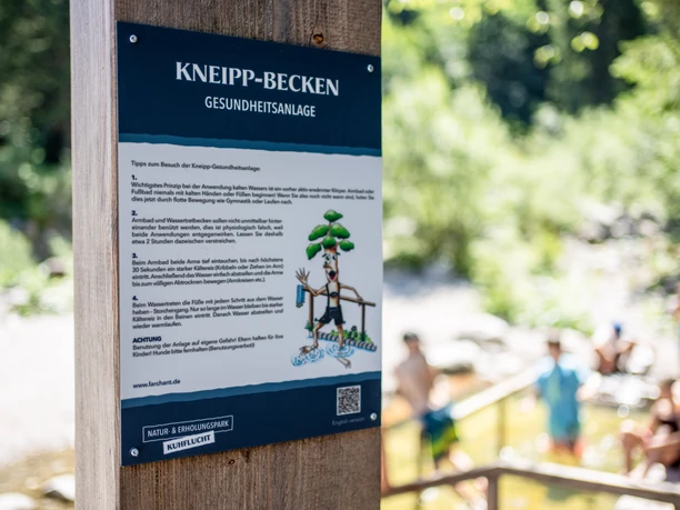 Kneippbecken Farchant weisses Schild mit Bild vom FarchAnderl und Hinweisen zum Kneippbecken
