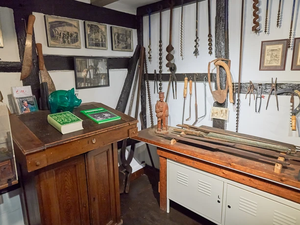 Die Schmiede Steffenshammer Alte Schmiede mit verschiedenen Werkzeugen