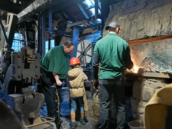 Die Schmiede Steffenshammer Zwei Personen mit einem Kind in der alten Schmiede