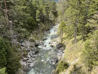 Kuhfluchtwasserfälle Farchant Die Kuhflucht aus der Vogelperspektive eingesäumt von Nadelbäumen, im Hintergrund das Ammergebirge