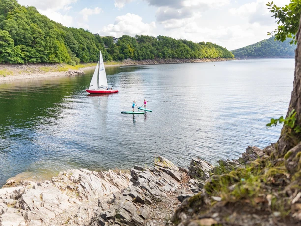 Stand-Up-Paddeln und Segeln am Rursee