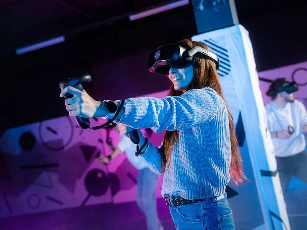 virtual-arena-jungfraupark-bild-6.jpg Virtual Arena Jungfraupark - Spieler mit VR Brillen