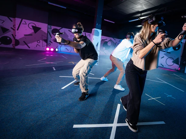 virtual-arena-jungfraupark-bild-7.jpg Virtual Arena Jungfraupark - Spieler mit VR Brillen