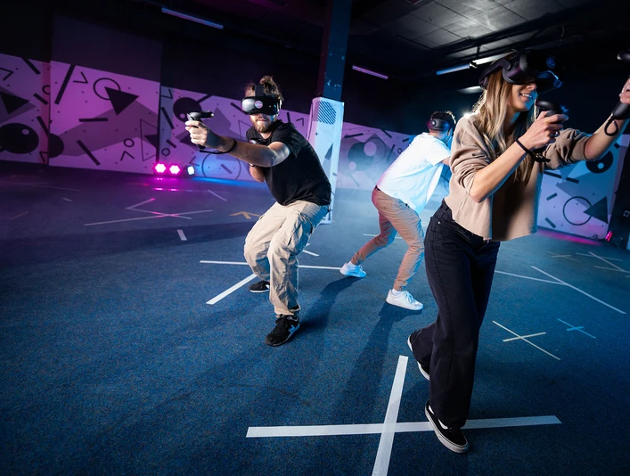 virtual-arena-jungfraupark-bild-7.jpg Virtual Arena Jungfraupark - Spieler mit VR Brillen