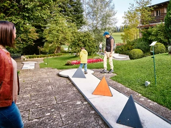 erlebnisland-grizzlybaer-minigolf-familie.jpg
