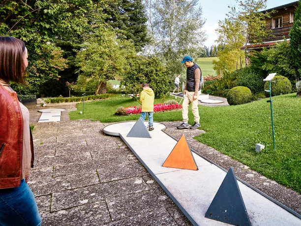 erlebnisland-grizzlybaer-minigolf-familie.jpg
