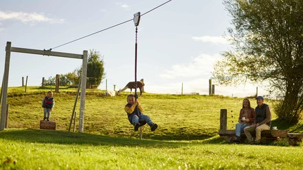 erlebnisland-grizzlybaer-spielplatz-seilbahn.jpg