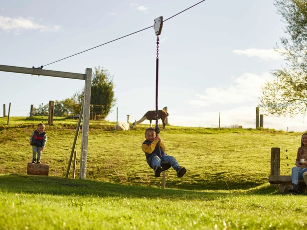 erlebnisland-grizzlybaer-spielplatz-seilbahn.jpg