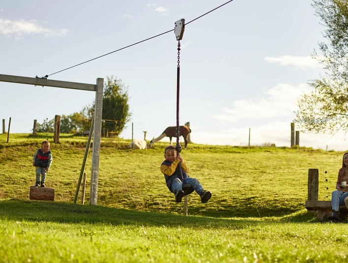 erlebnisland-grizzlybaer-spielplatz-seilbahn.jpg