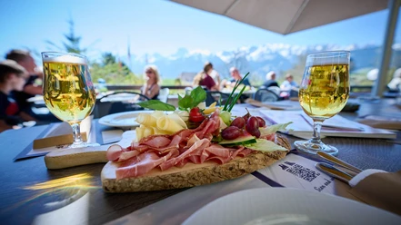 erlebnisland-grizzlybaer-terrasse-fleich-kaese-bier.jpg