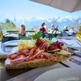 erlebnisland-grizzlybaer-terrasse-fleich-kaese-bier.jpg