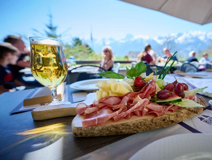 erlebnisland-grizzlybaer-terrasse-fleich-kaese-bier.jpg