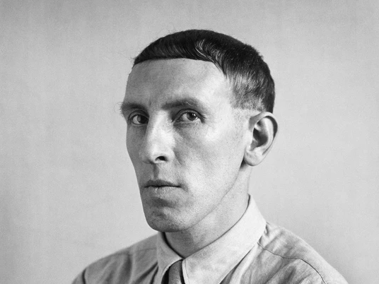 Die Photographische Sammlung/SK Stiftung Kultur Schwarz-weißes Portrait eines ernst blickenden, schlanken Mannes in Hemd und Krawatte, nachdenklich und ruhig wirkend.Black and white portrait of a serious-looking, slim man in a shirt and tie, looking thoughtful and calm.