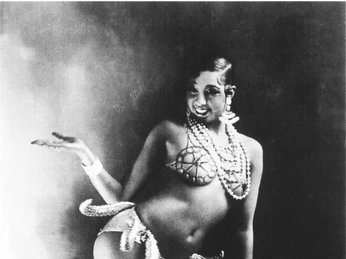 Dance Museum of the German Dance Archive Cologne Josephine Baker posiert in einem detailreichen Kostüm aus Perlen und Schmuck, zeigt dabei anmutig Gestik und Mimik in einem eleganten Tanzschritt.Josephine Baker poses in a detailed costume of pearls and jewelry, showing graceful gestures and facial expressions in an elegant dance step.