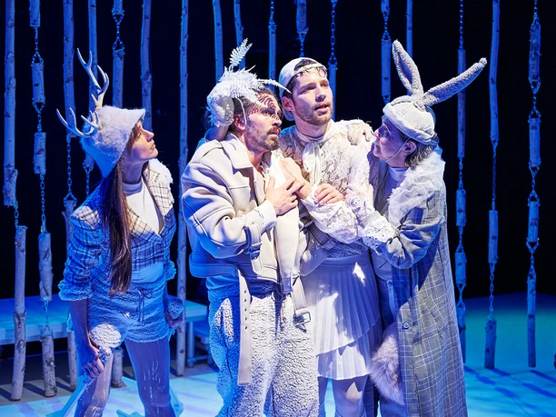 Comedia Vier Personen in skurrilen, märchenhaften Kostümen auf der Bühne des Comedia Theaters Köln.