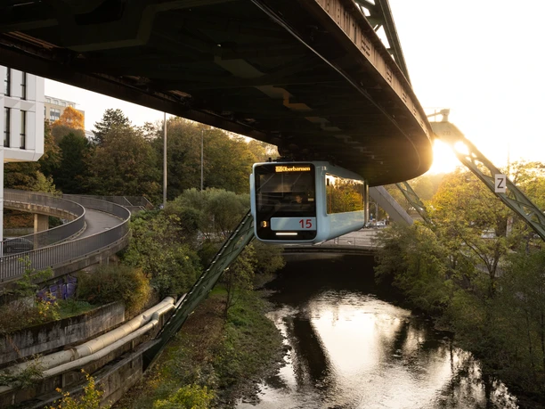Schwebebahn Wuppertal Fahrende Schwebebahn über einem Fluss