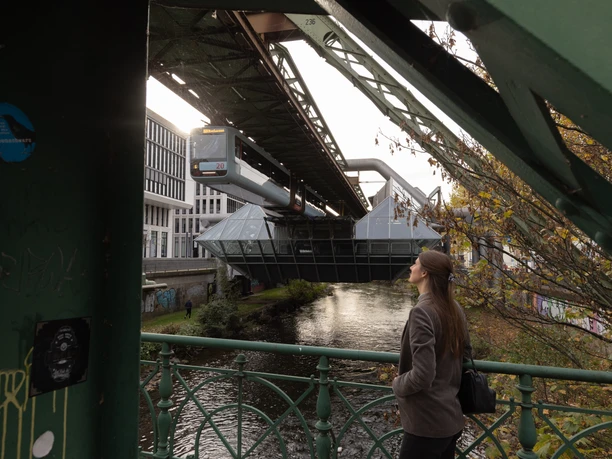 Schwebebahn Wuppertal Eine Person unter einer Brücke der Schwebebahn