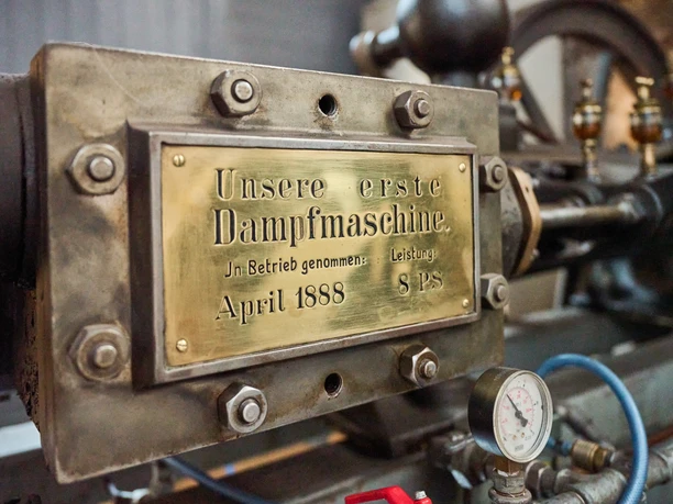 Schild der ersten Dampfmaschine der Manuelskotten