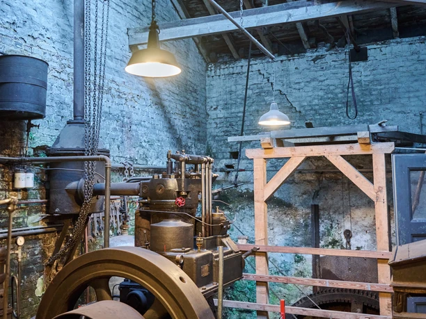 Oude machines in de Manuelskotten tentoonstelling
