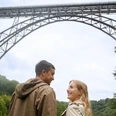 Müngstener Brücke Zwei Personen vor der Müngstener Brücke