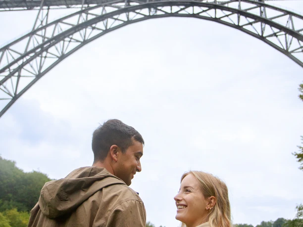 Müngstener Brücke Zwei Personen vor der Müngstener Brücke