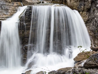 Kuhfluchtwasserfälle Farchant Herrunterstürzendes Wasser dahinter Felsen