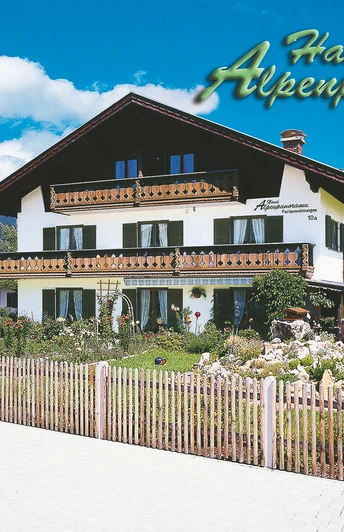 Hausansicht Süd- und Ostseite mit Balkonen