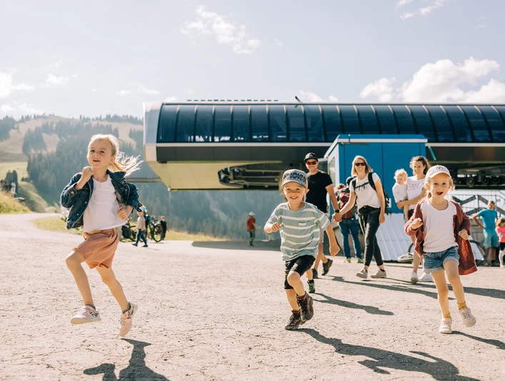 Luftansicht der Bergstation der Wiriehornbahnen Luftansicht der Bergstation der WiriehornbahnenAerial view of the Wiriehorn cable car mountain stationVue aérienne de la station amont des remontées mécaniques du Wiriehorn