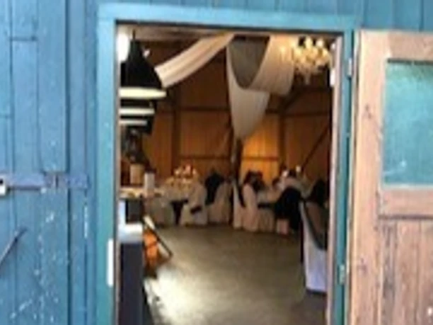 En lade inviterer dig til at fejre på Hansenhof