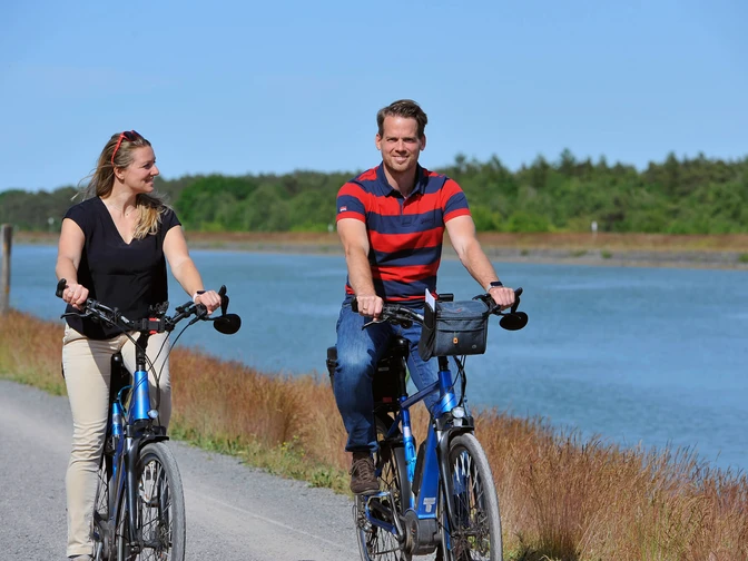 Paar mit dem Fahrrad auf Kanalradtour Paar mit dem Fahrrad auf Kanalradtour