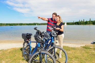 Paar mit dem Fahrrad am Tankumsee Paar mit dem Fahrrad am Tankumsee