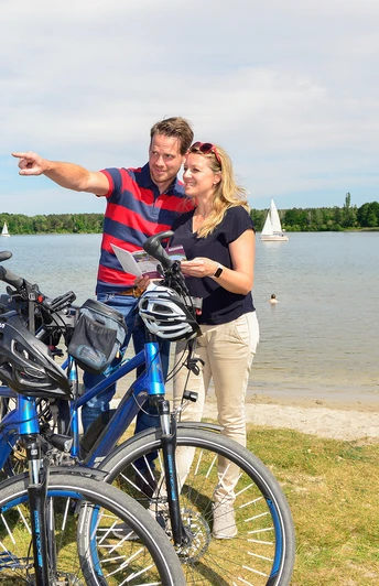Paar mit dem Fahrrad am Tankumsee Paar mit dem Fahrrad am Tankumsee