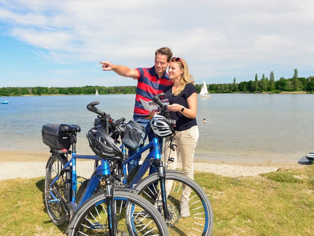 Paar mit dem Fahrrad am Tankumsee Paar mit dem Fahrrad am Tankumsee