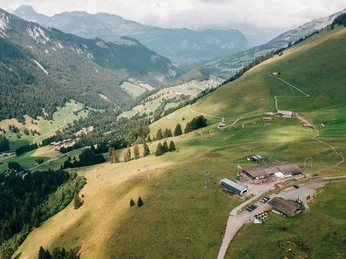Aerial view of the Wiriehorn cable car mountain station Luftansicht der Bergstation der WiriehornbahnenAerial view of the Wiriehorn cable car mountain stationVue aérienne de la station amont des remontées mécaniques du Wiriehorn