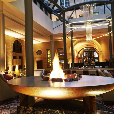Bar Lichthof event area at the conference hotel Steigenberger Icon Grandhotel Handelshof | Leipzig Convention Bureau Fire pit at the bar Lichthof at the conference hotel Steigenberger Icon Grandhotel Handelshof - presented by Leipzig Convention Bureau
