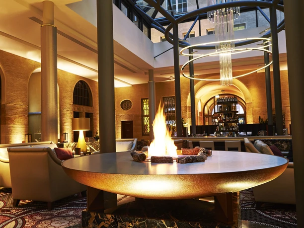 Bar Lichthof event area at the conference hotel Steigenberger Icon Grandhotel Handelshof | Leipzig Convention Bureau Fire pit at the bar Lichthof at the conference hotel Steigenberger Icon Grandhotel Handelshof - presented by Leipzig Convention Bureau