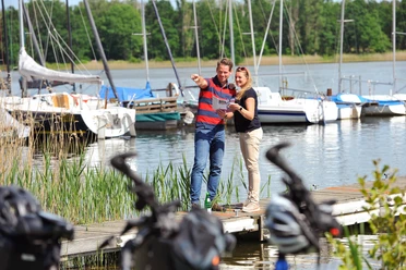 Paar mit dem Fahrrad am Tankumsee Paar met de fiets aan de Tankumsee