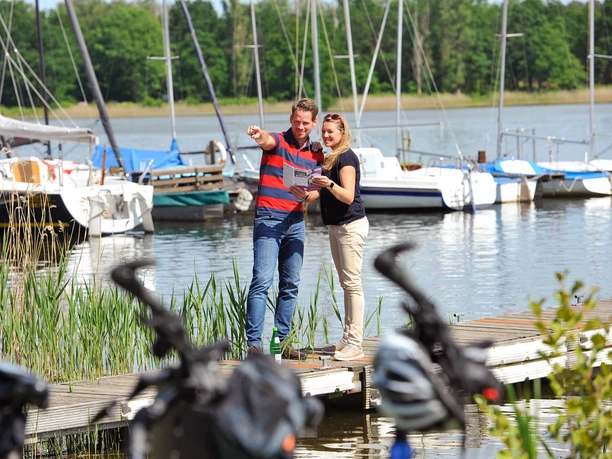 Paar mit dem Fahrrad am Tankumsee Paar mit dem Fahrrad am Tankumsee