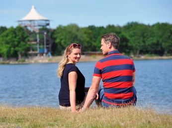 Paar am Strand am Tankumsee Paar am Strand am TankumseeCouple on the beach at TankumseePar på stranden ved TankumseePaar op het strand van Tankumsee