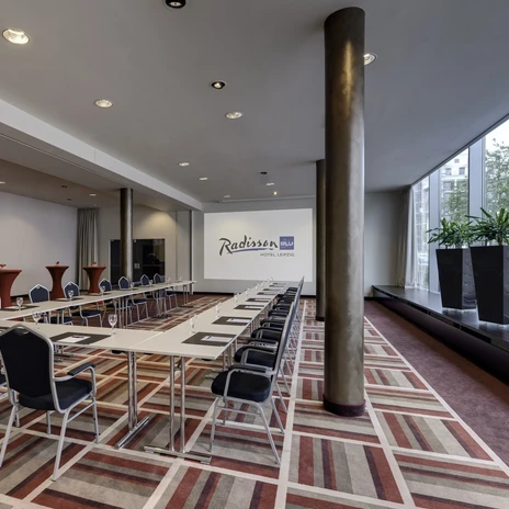 Tagungsraum Jupiter in U-Bestuhlung im Tagungshotel Radisson Blu Hotel Leipzig | Leipzig Convention Bureau