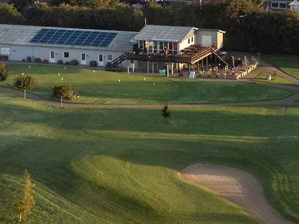 Nordborg-Golfklub-Klubhus-fra-oven-1
