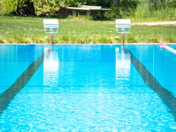 Schwimmerbecken Zwembad met drijfbanden Waldbad Zwembad Salzhausen