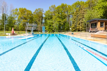 Schwimmbecken mit Sprungturm Zwembad met drijvers en duiktoren Waldbad, zwembad Salzhausen