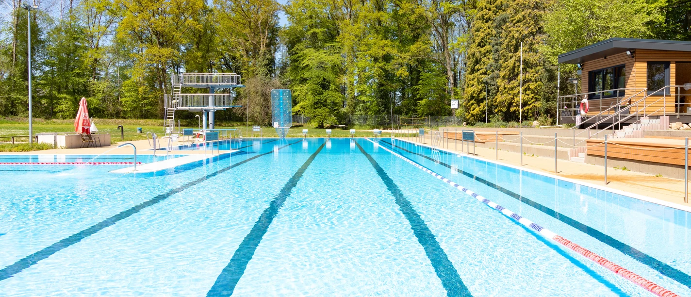 Schwimmbecken mit Sprungturm Zwembad met drijvers en duiktoren Waldbad, zwembad Salzhausen