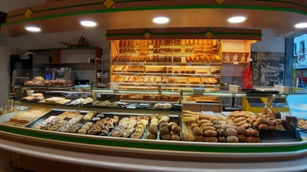 Vielfältiges Brot- und Gebäcksortiment in der Bäckerei Beck, einladend präsentiert in der Theke.