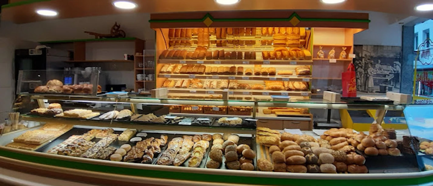 Vielfältiges Brot- und Gebäcksortiment in der Bäckerei Beck, einladend präsentiert in der Theke.