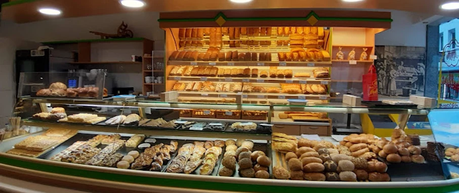 Vielfältiges Brot- und Gebäcksortiment in der Bäckerei Beck, einladend präsentiert in der Theke.